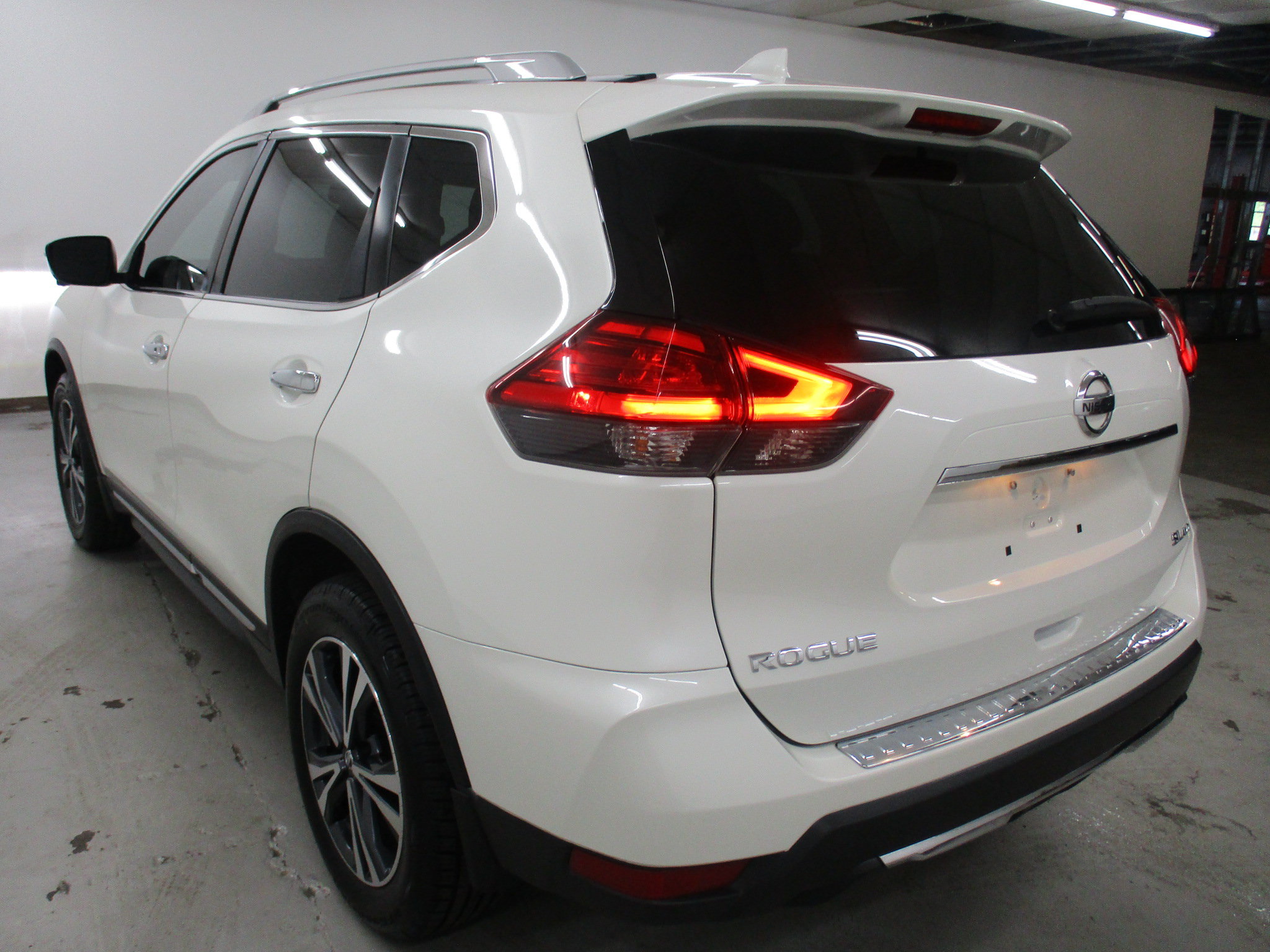 Used 2017 Nissan Rogue SL w/ SL Premium Package AWD/4WD image 5