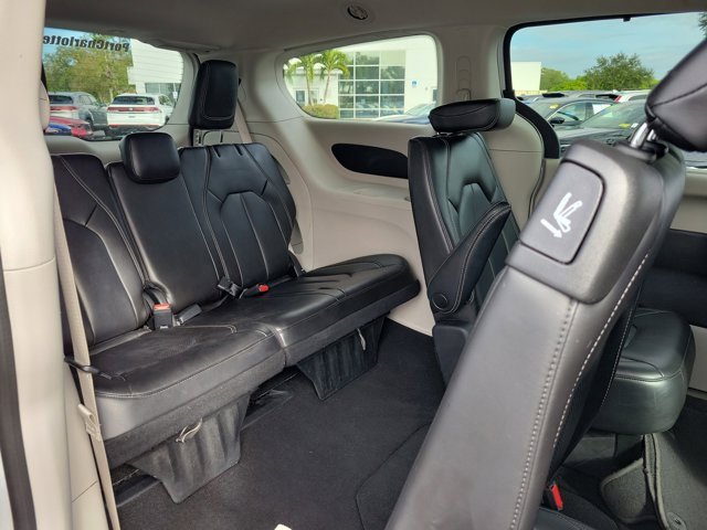 Used 2023 Chrysler Pacifica Touring-L image 10