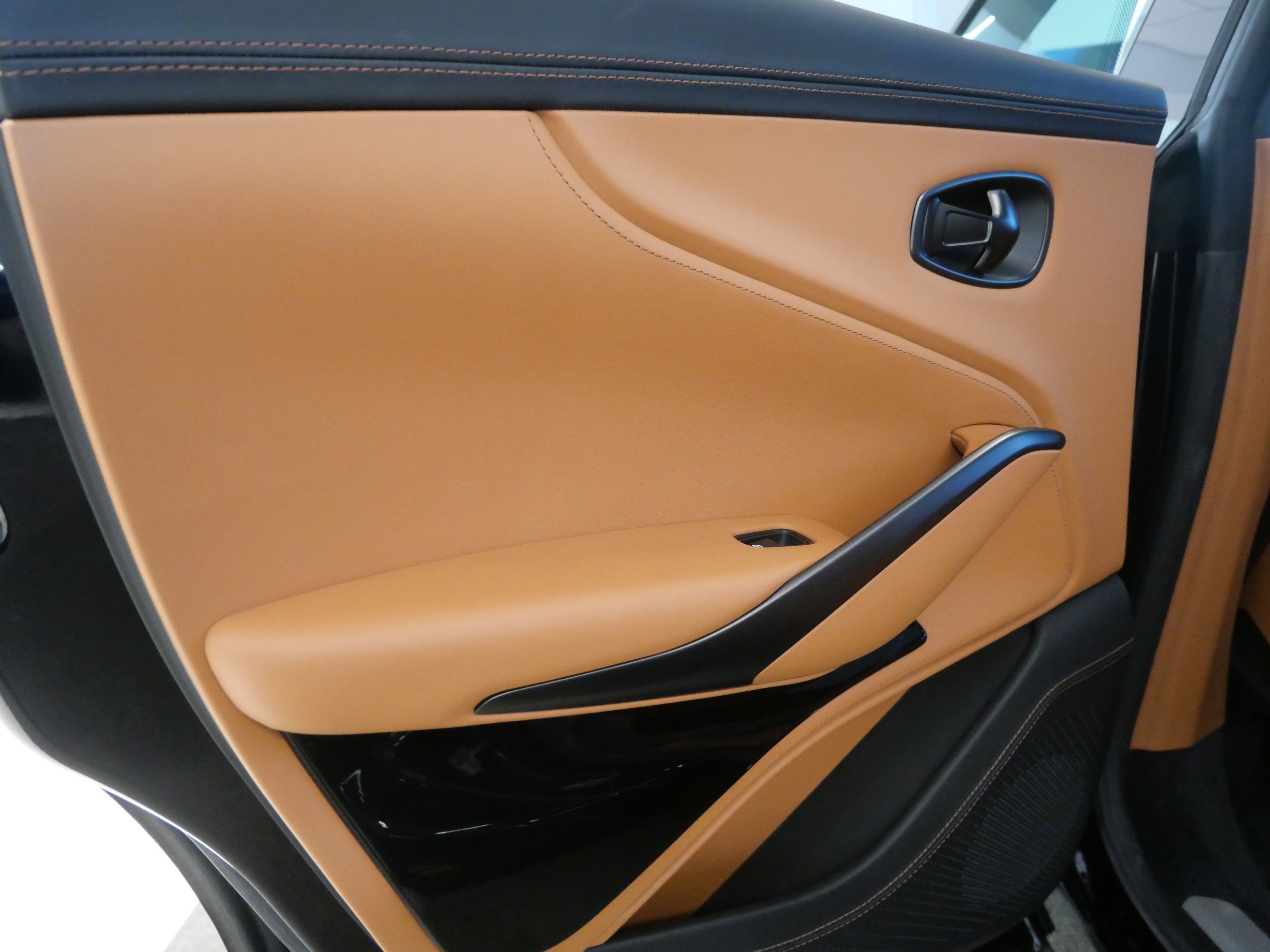 Used 2023 Aston Martin DBX image 18