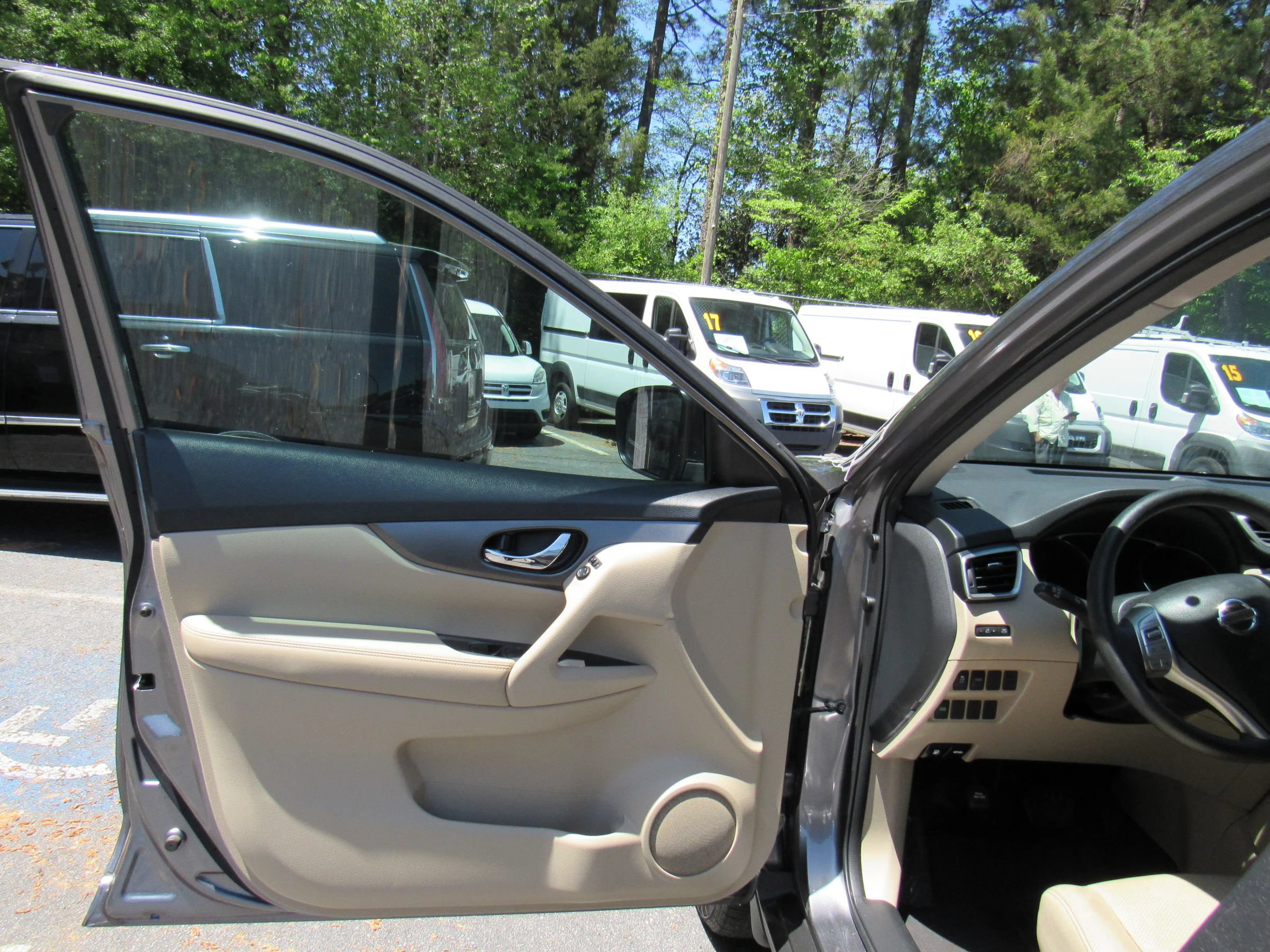 Used 2016 Nissan Rogue SV FWD image 9