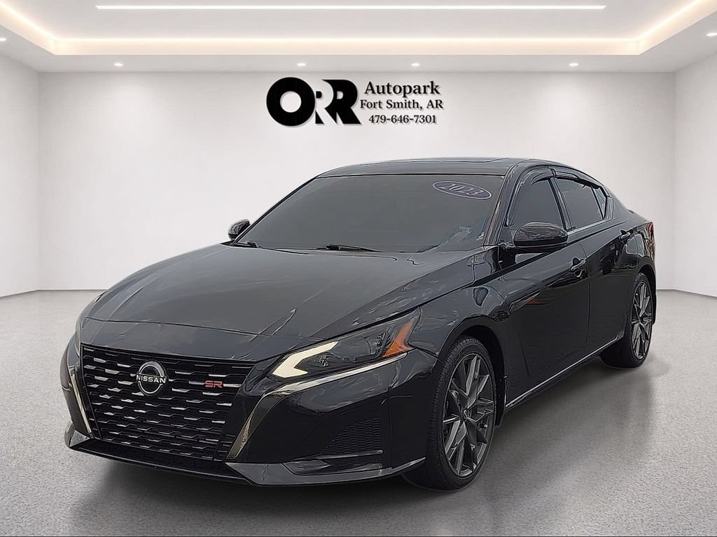 Used 2023 Nissan Altima 2.0 SR FWD image 2