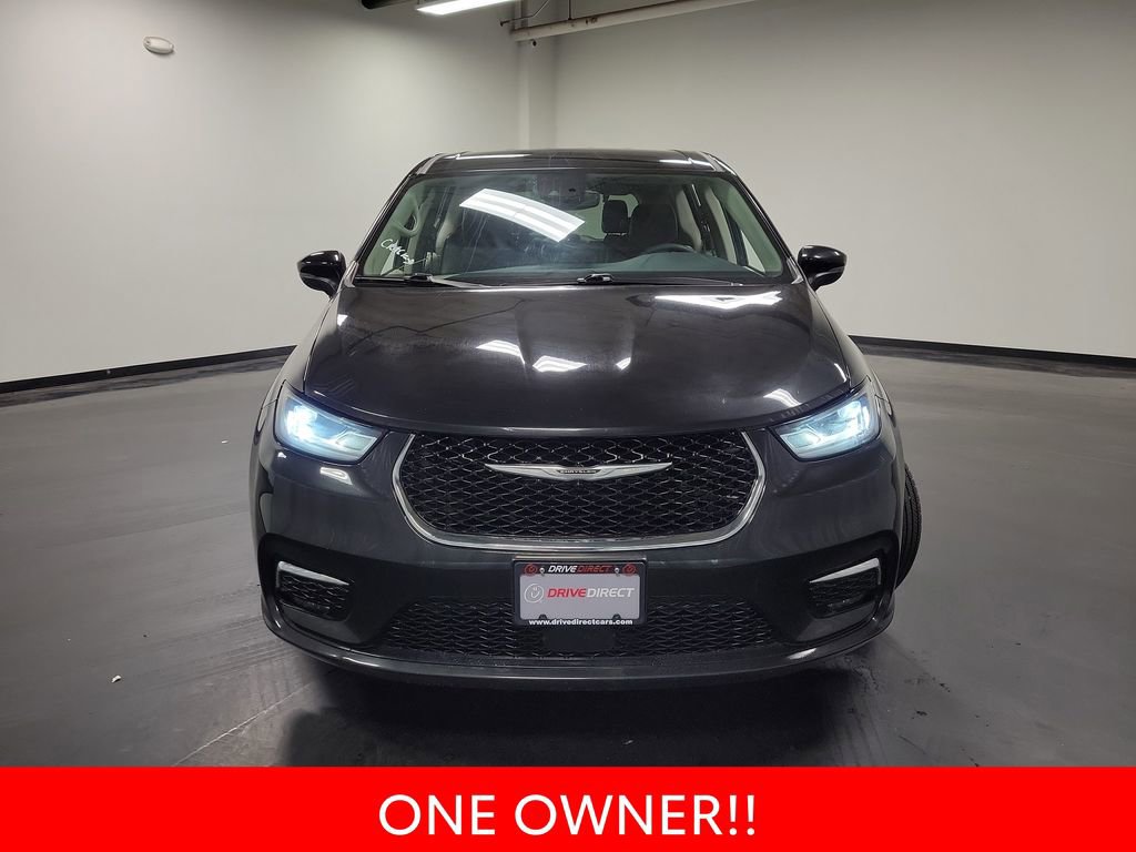 Used 2023 Chrysler Pacifica Touring-L FWD image 3