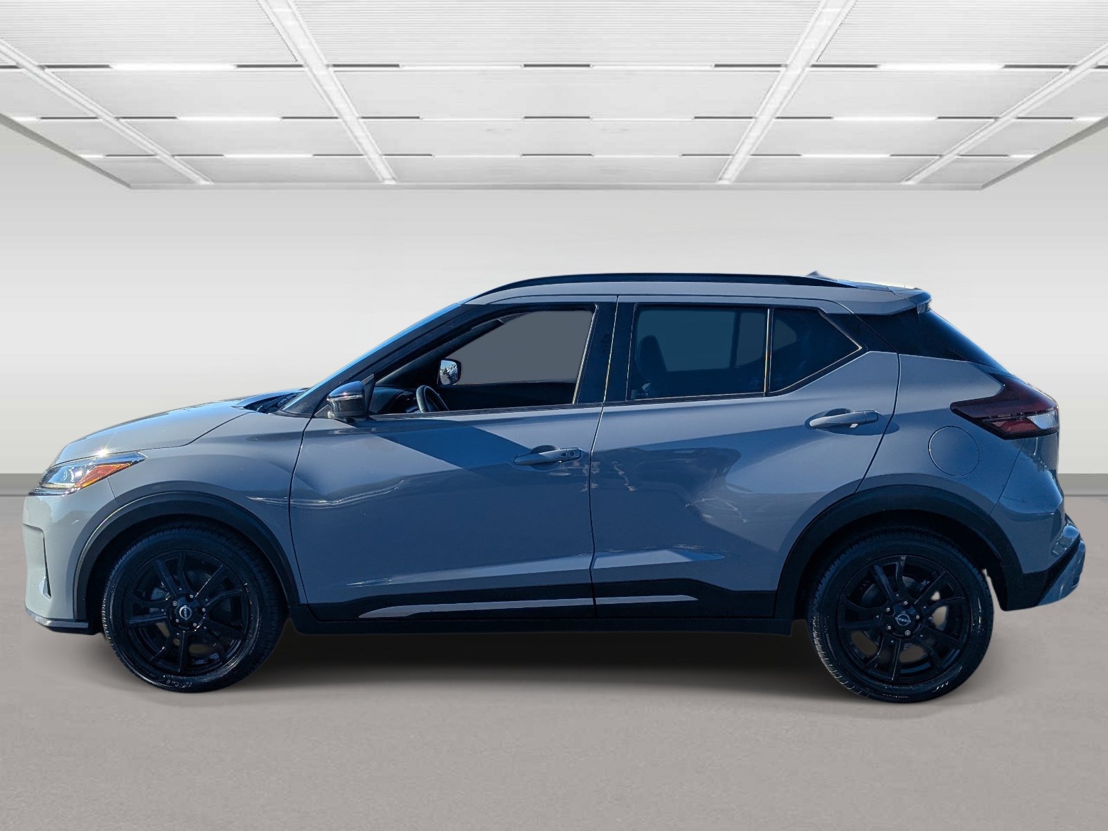 Used 2023 Nissan Kicks SR w/ SR Premium Package FWD image 2