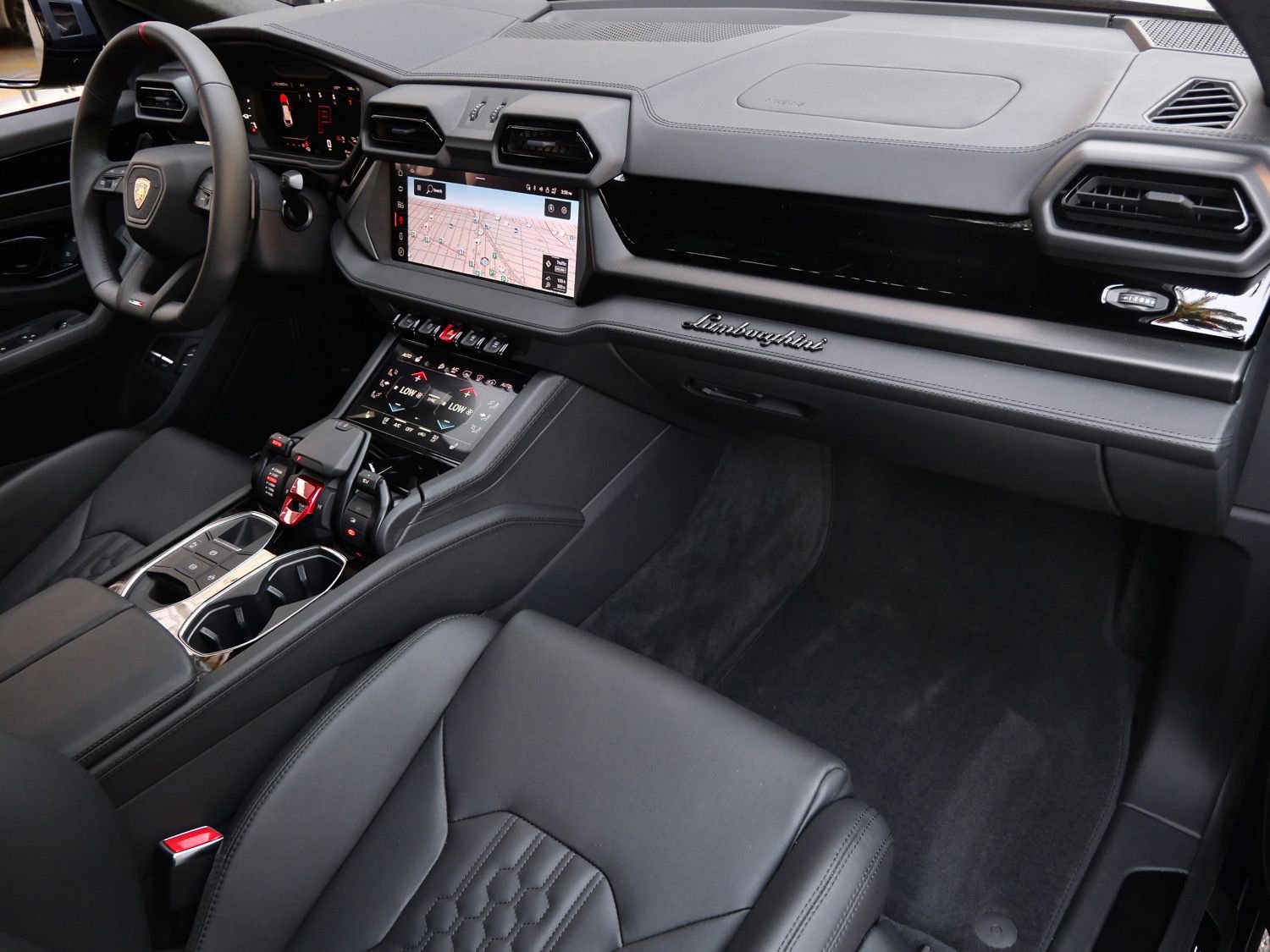 Used 2025 Lamborghini Urus SE image 25