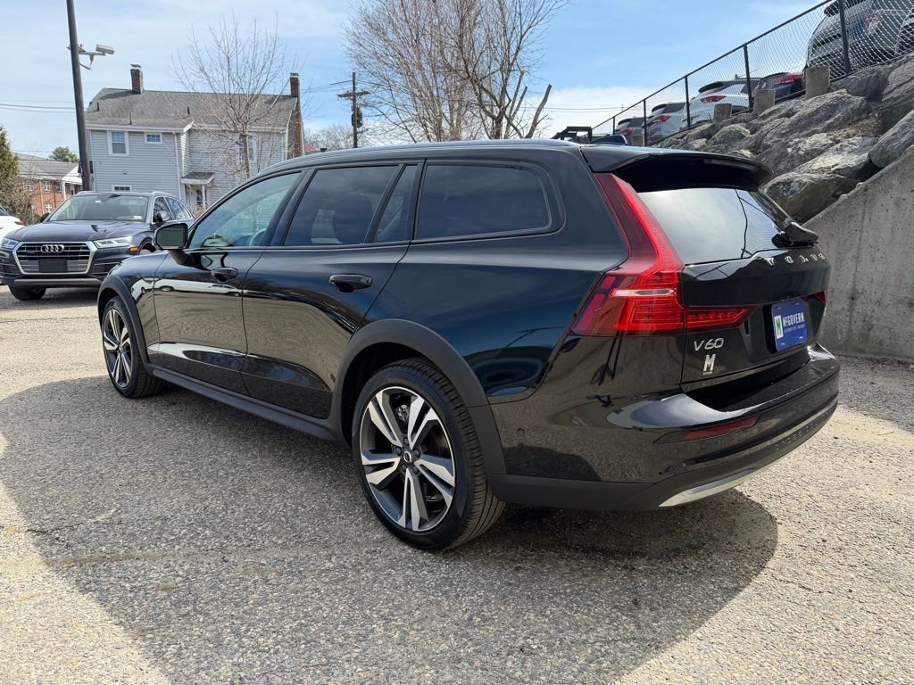 Used 2025 Volvo V60 B5 Cross Country Plus image 3