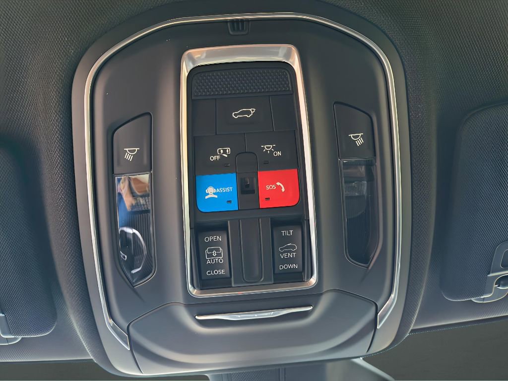 New 2025 Jeep Grand Cherokee Altitude image 24