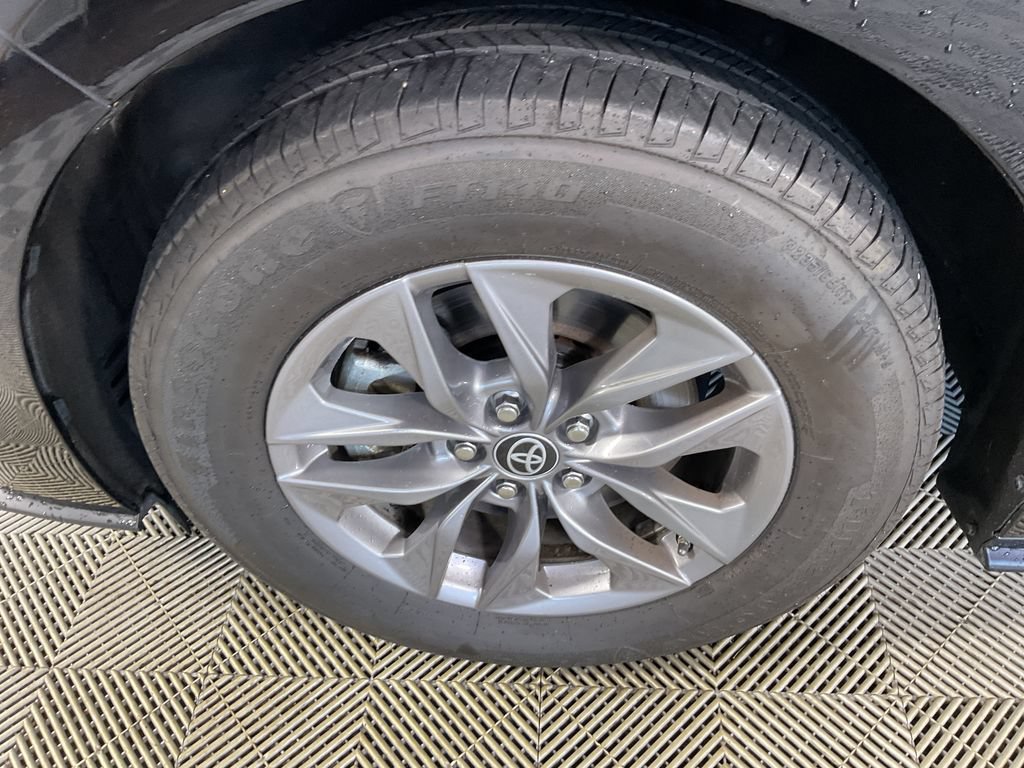 Used 2023 Toyota Sienna LE AWD/4WD image 5