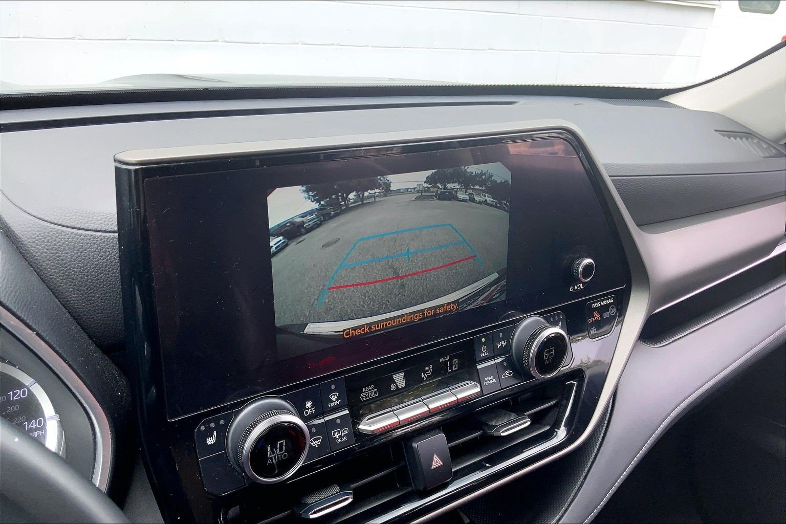 Used 2023 Toyota Highlander XLE AWD/4WD image 26