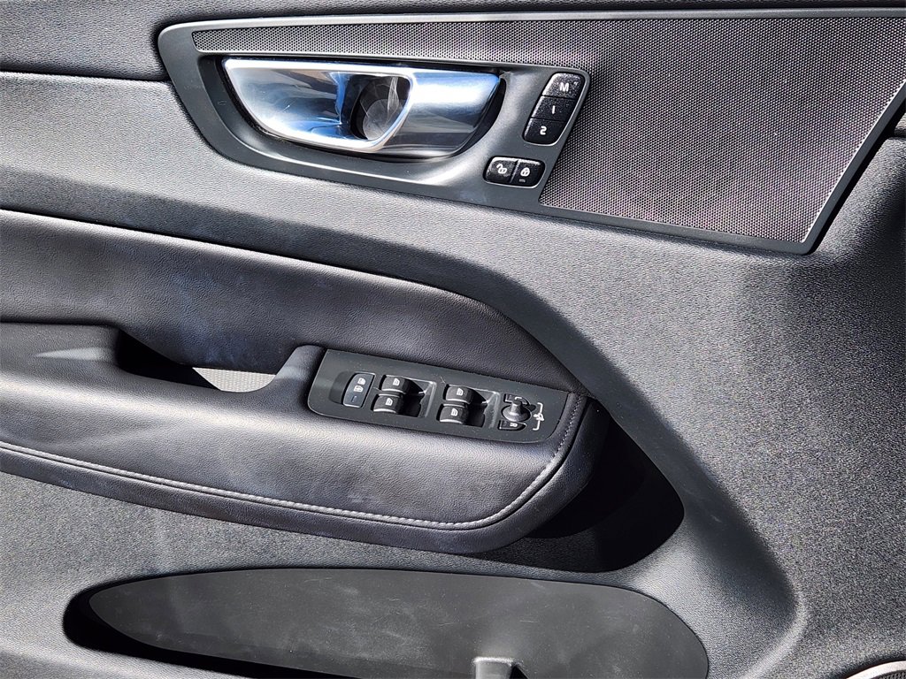 Used 2023 Volvo XC60 T8 Plus image 3