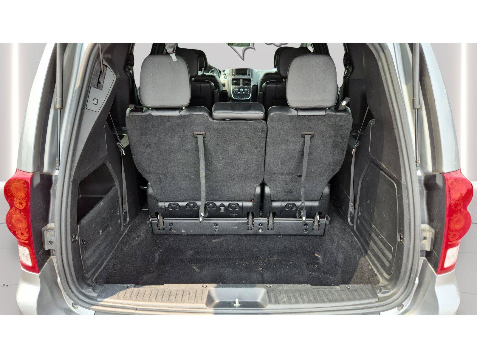 Used 2019 Dodge Grand Caravan SXT w/ Blacktop Package FWD image 9