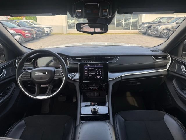Used 2023 Jeep Grand Cherokee Altitude AWD/4WD image 3