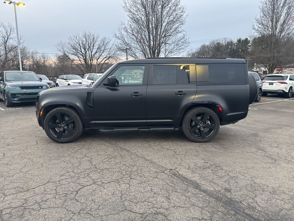 Used 2025 Land Rover Defender 130 X-Dynamic SE image 2