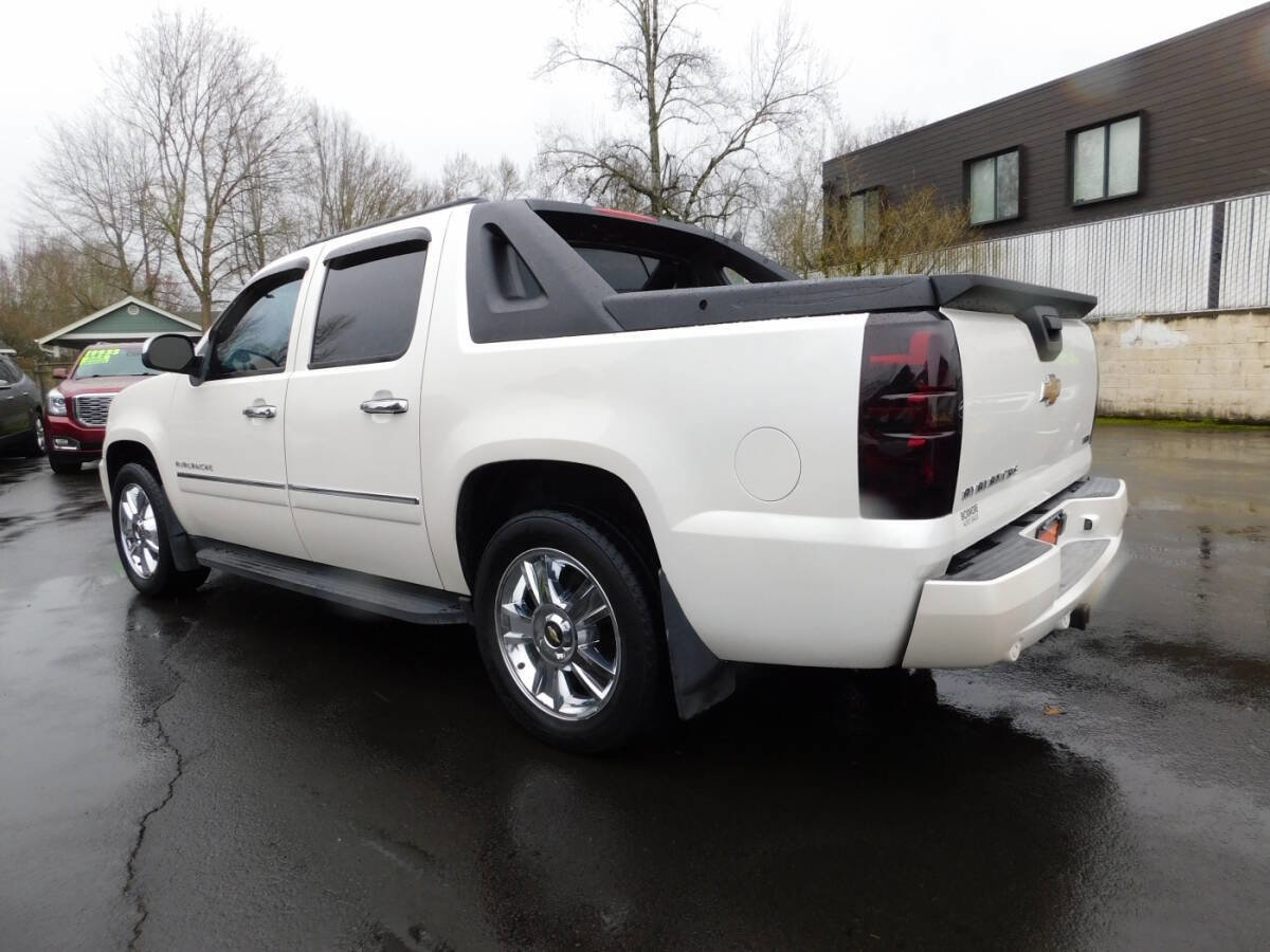 Used 2010 Chevrolet Avalanche LTZ AWD/4WD image 3