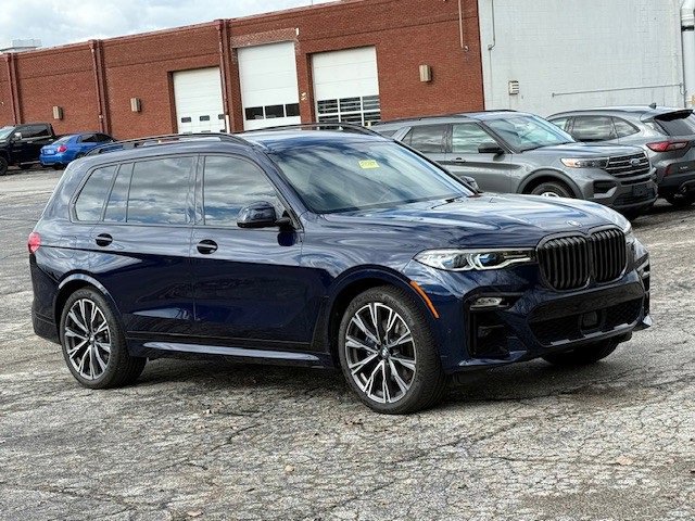 Used 2022 BMW X7 M50i image 3