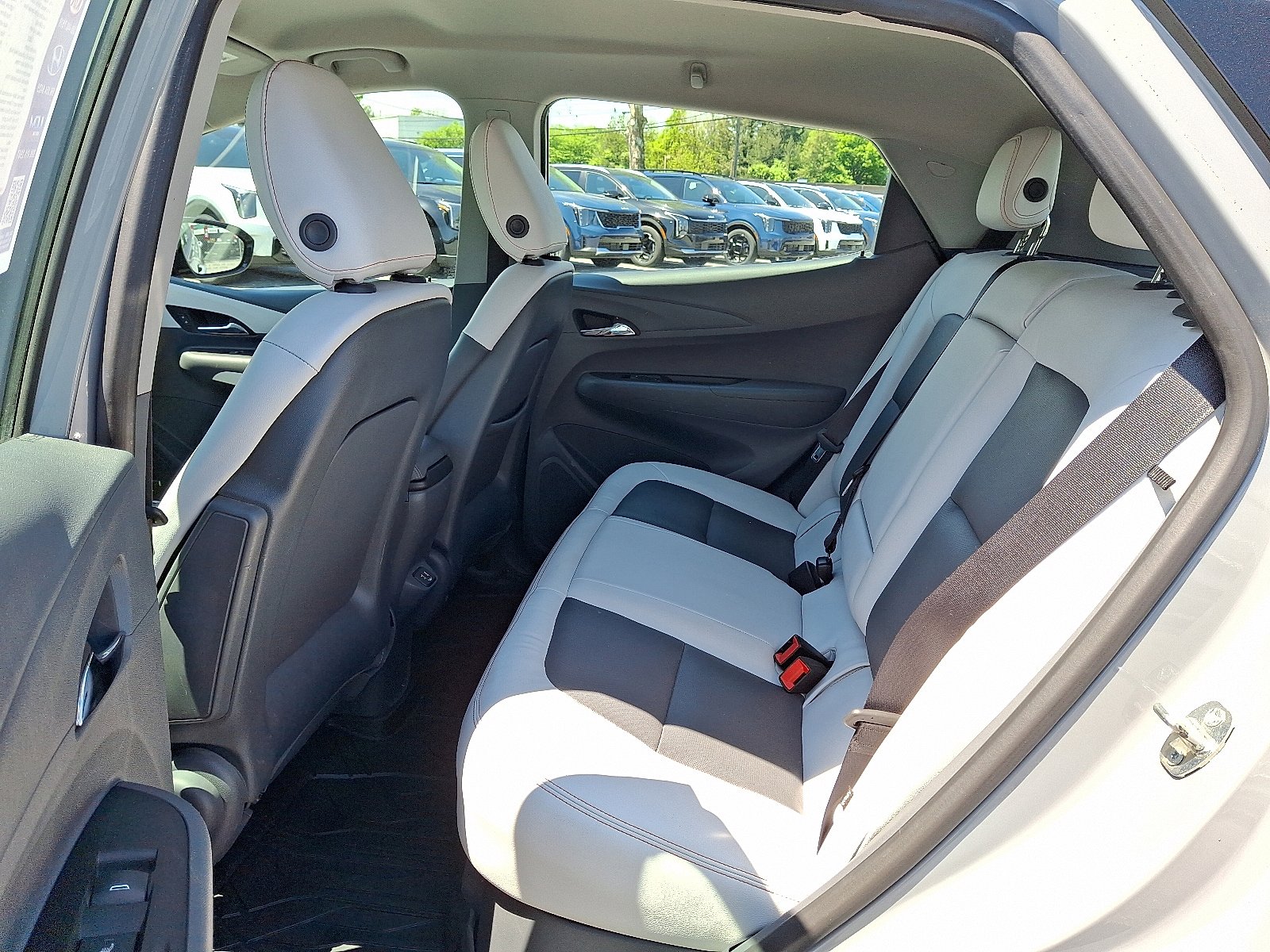 Used 2020 Chevrolet Bolt Premier w/ Infotainment Package FWD image 11