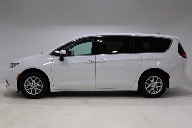 Used 2023 Chrysler Pacifica Touring-L FWD image 4