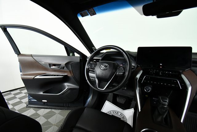 Used 2023 Toyota Venza XLE image 19