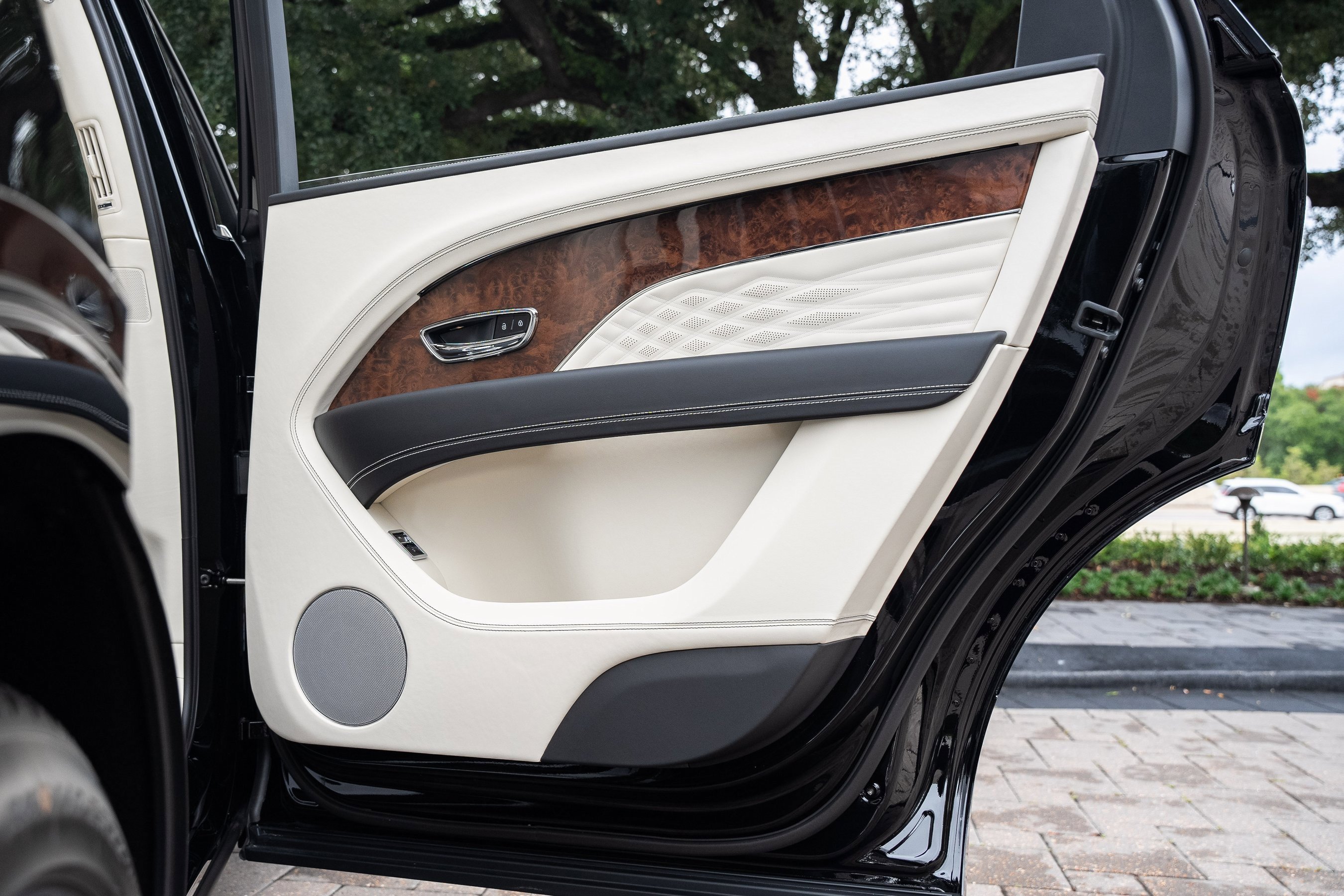 Used 2024 Bentley Bentayga Extended Wheelbase image 41