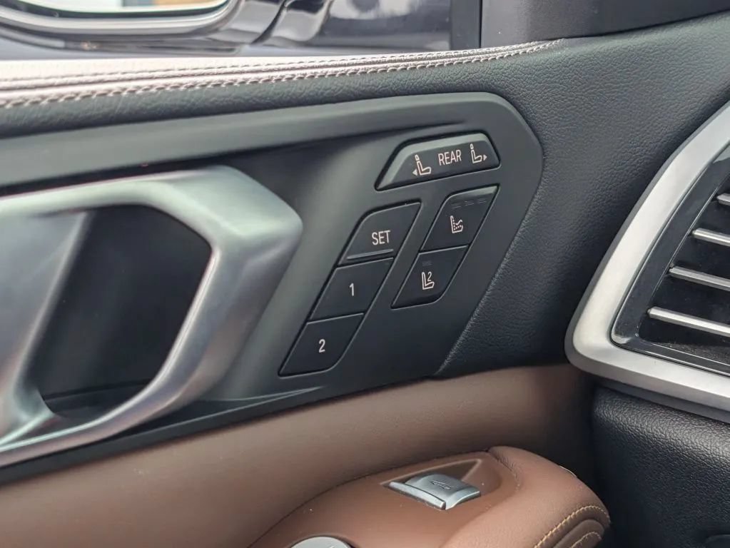 Used 2020 BMW X7 M50i w/ Executive Package AWD/4WD image 25