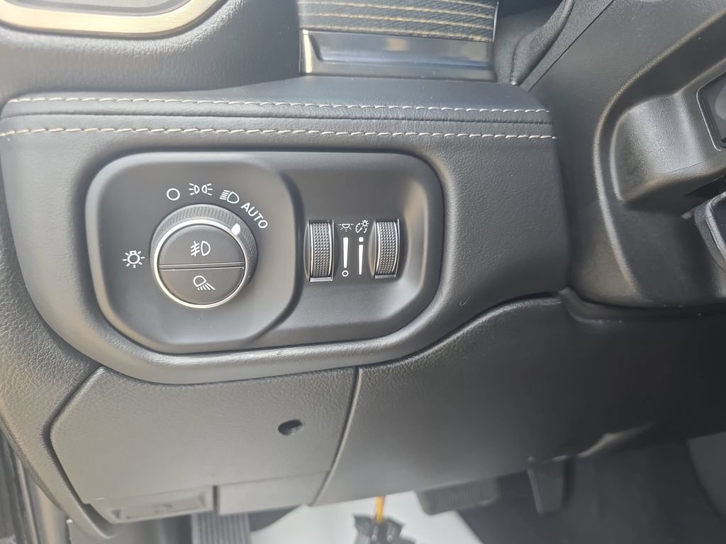 Used 2020 RAM 2500 Limited w/ Black Appearance Package AWD/4WD image 26