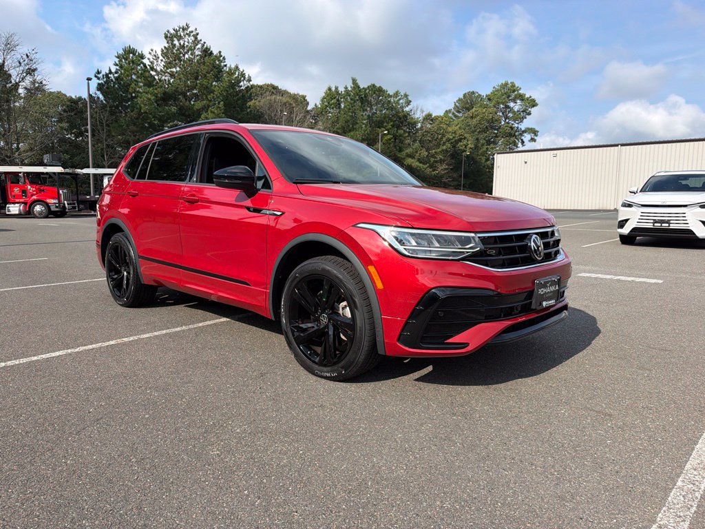 Used 2024 Volkswagen Tiguan SE R-Line AWD/4WD image 4