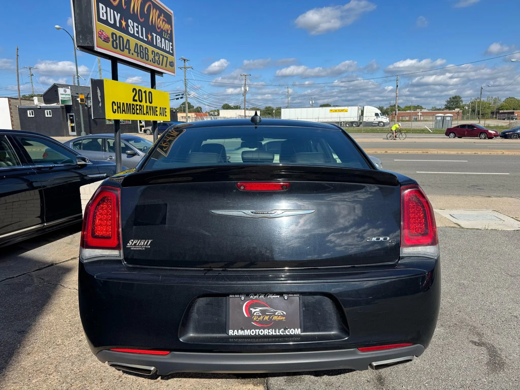 Used 2017 Chrysler 300 S w/ S Model Appearance Package image 4