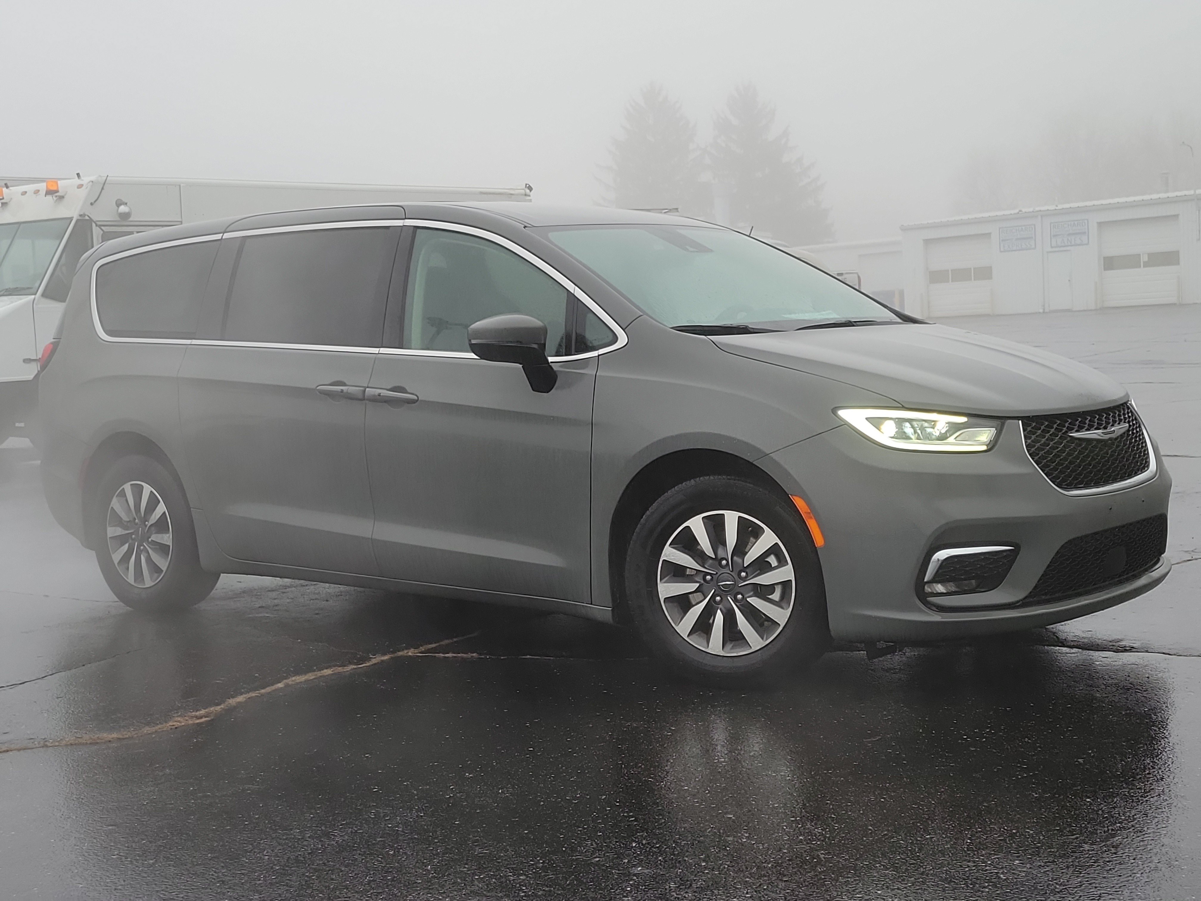 Used 2023 Chrysler Pacifica Touring-L FWD image 31