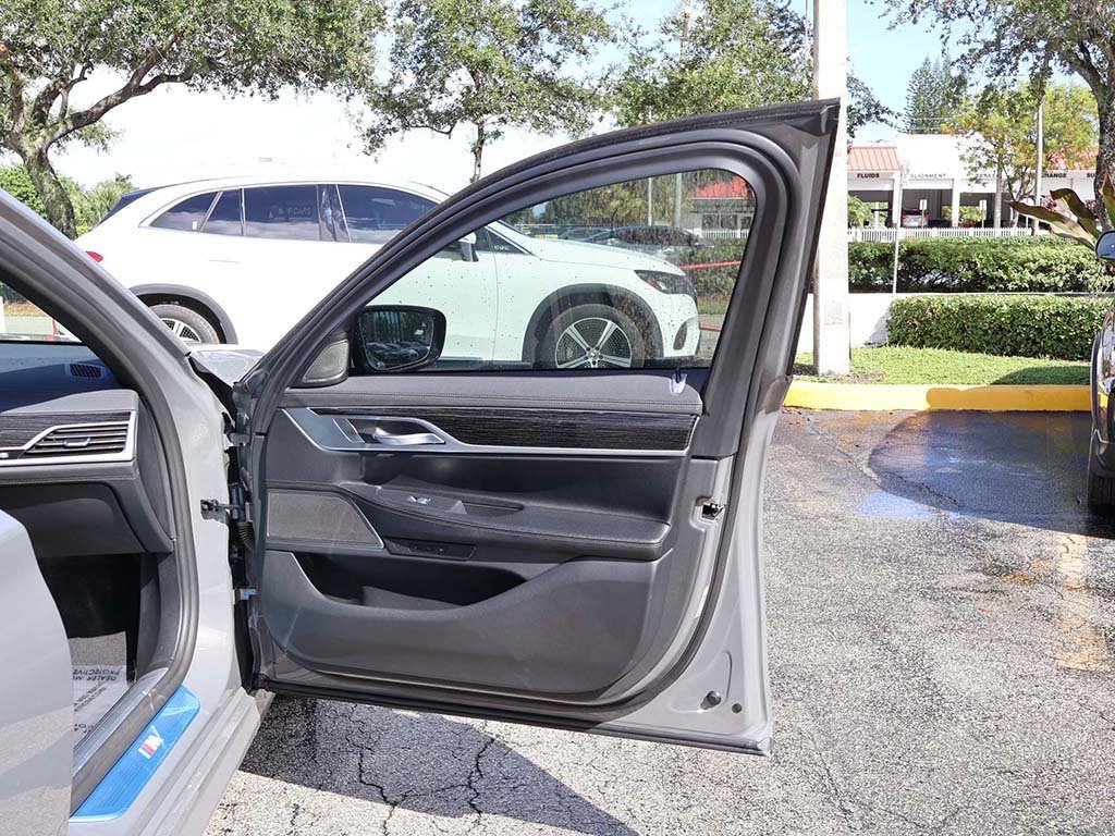 Used 2022 BMW 740i w/ M Sport Package image 26