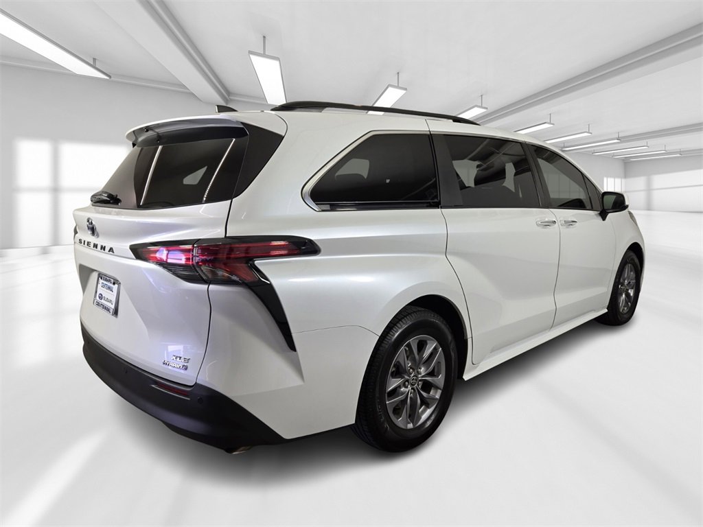 Used 2022 Toyota Sienna XLE image 7