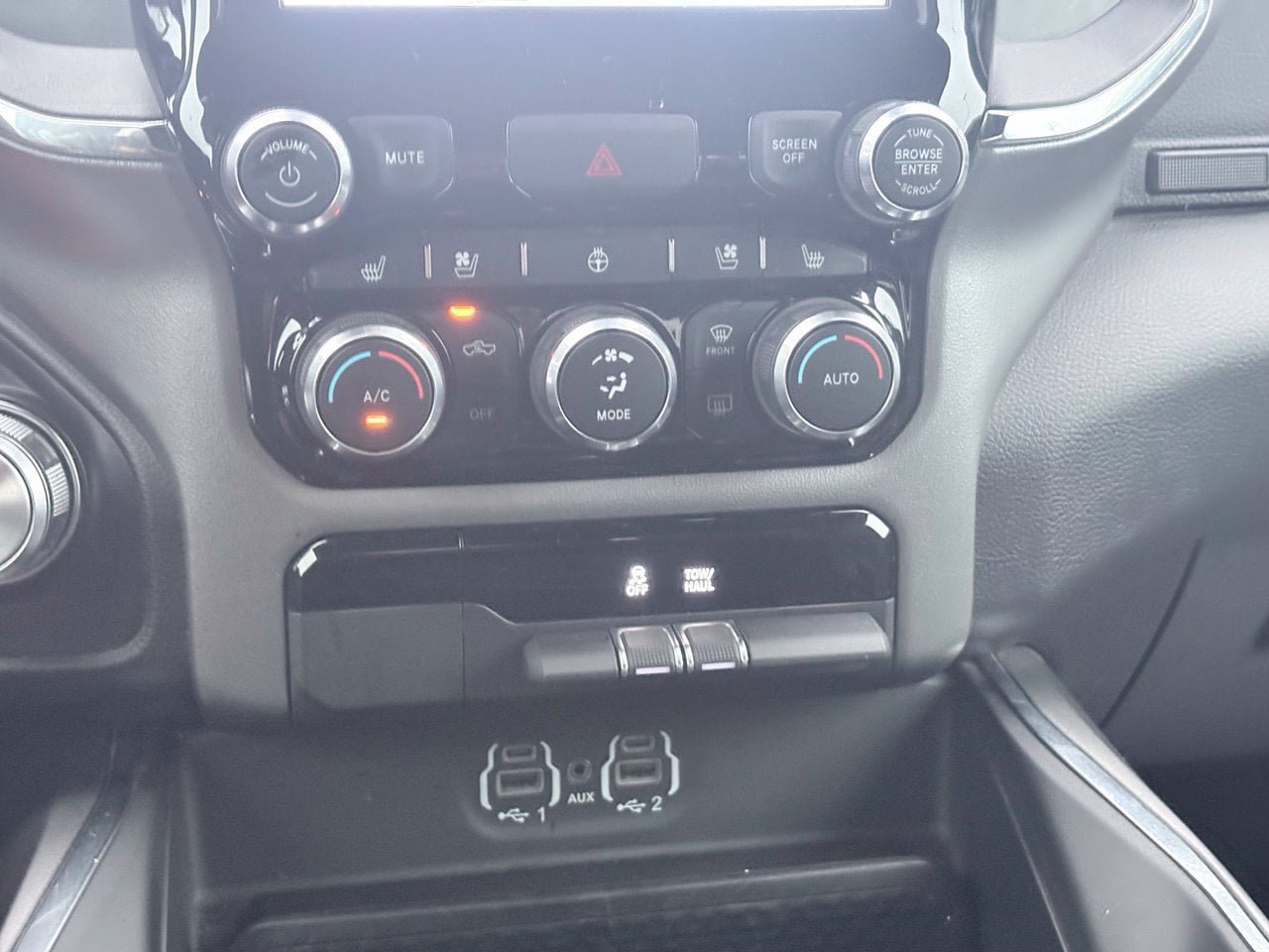 Used 2024 RAM 1500 Laramie AWD/4WD image 11