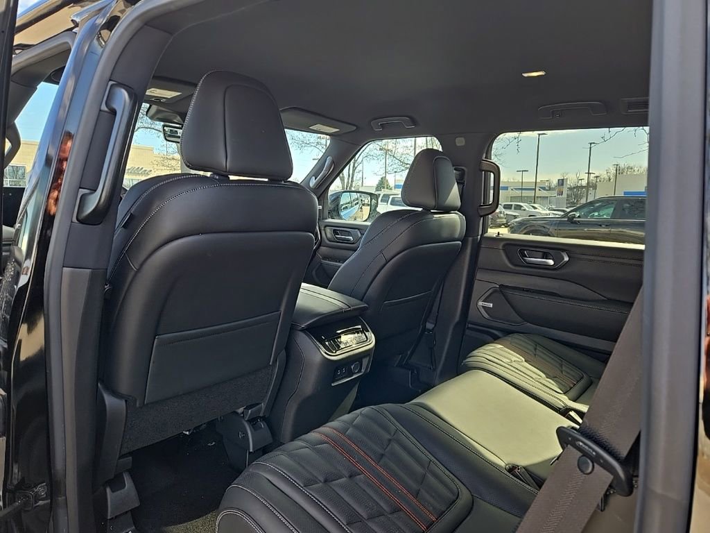 Used 2025 Nissan Armada PRO-4X image 11