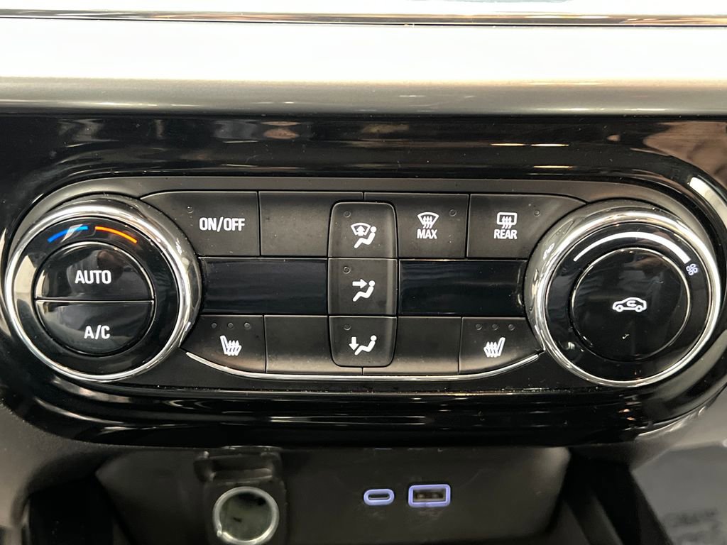 Used 2025 Chevrolet Trax LT w/ LT Convenience Package FWD image 47