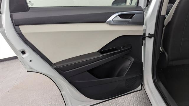 Used 2025 Volkswagen Taos SE w/ Panoramic Sunroof Package FWD image 16
