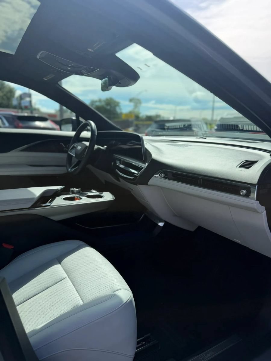 Used 2024 Cadillac Lyriq Luxury AWD/4WD image 15