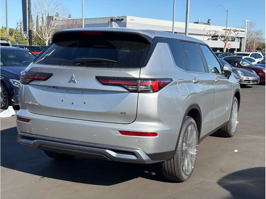 New 2026 Mitsubishi Outlander LE image 5