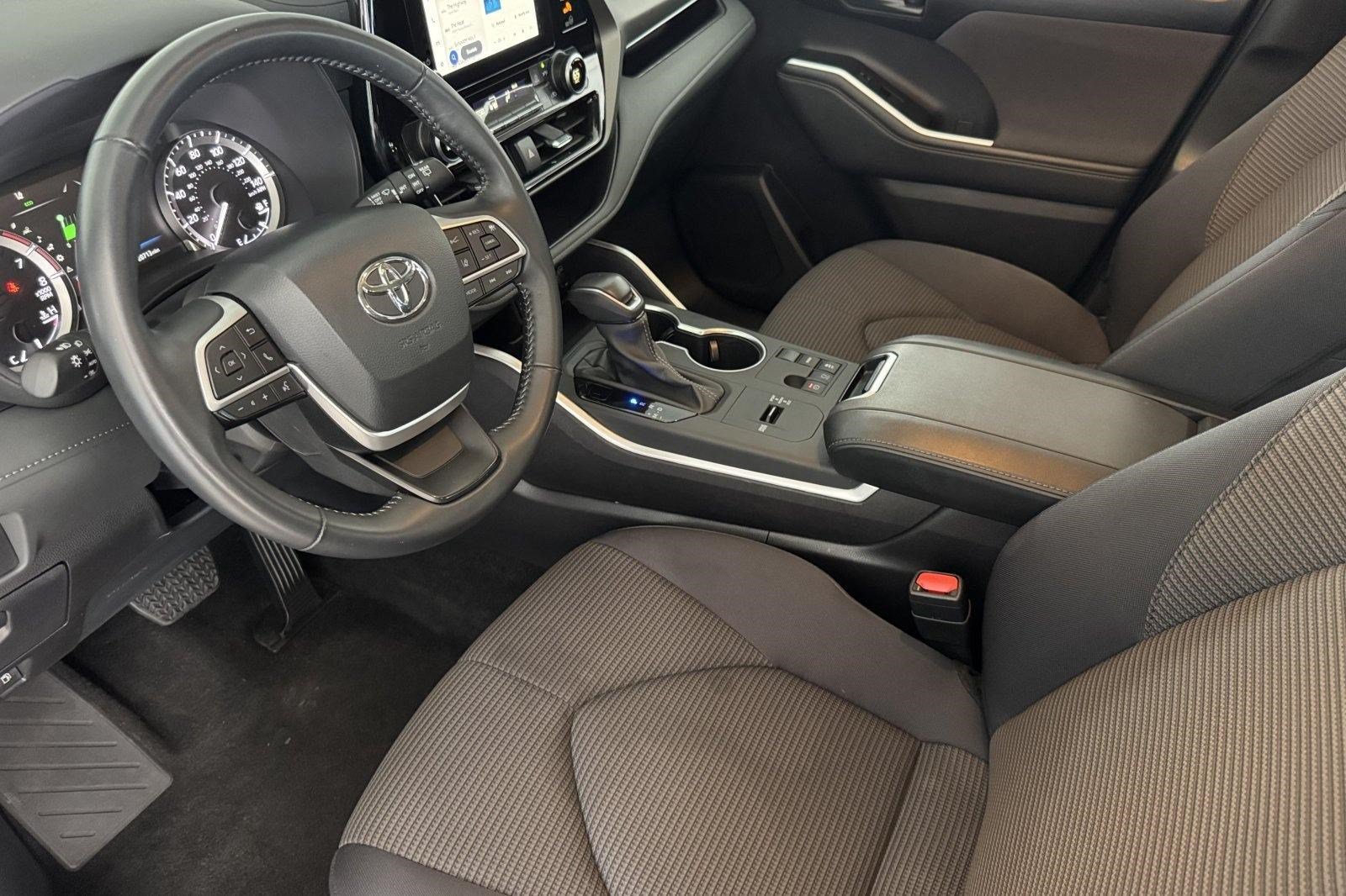 Used 2025 Toyota Highlander LE FWD image 4