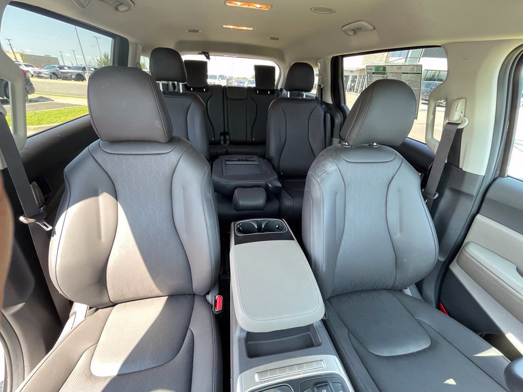New 2026 Kia Carnival FWD image 33