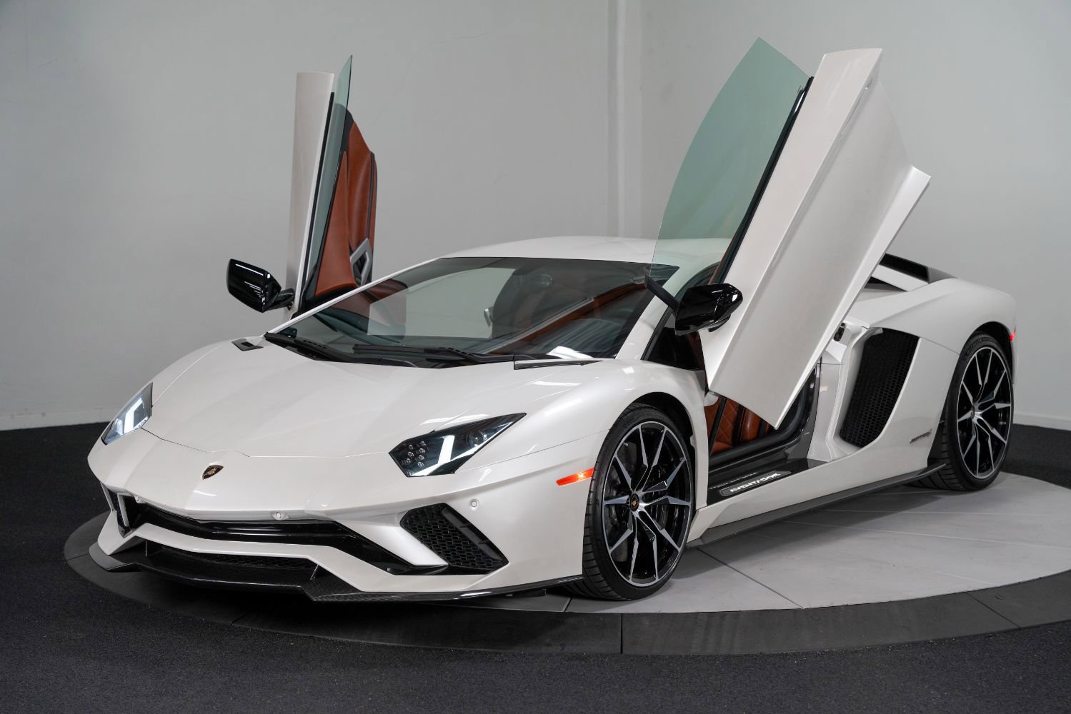 Used 2017 Lamborghini Aventador S image 10