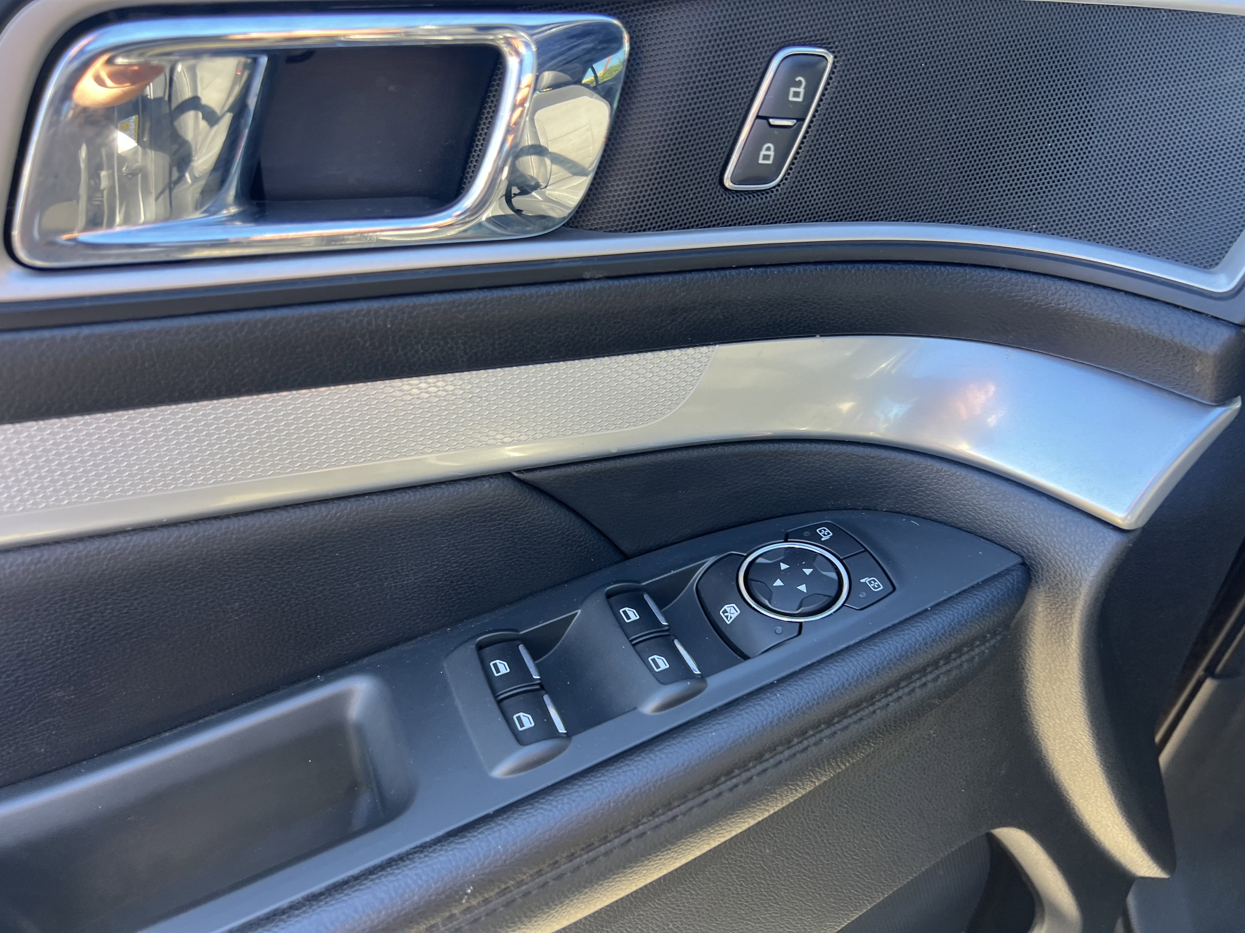 Used 2017 Ford Explorer XLT w/ Equipment Group 201A image 11