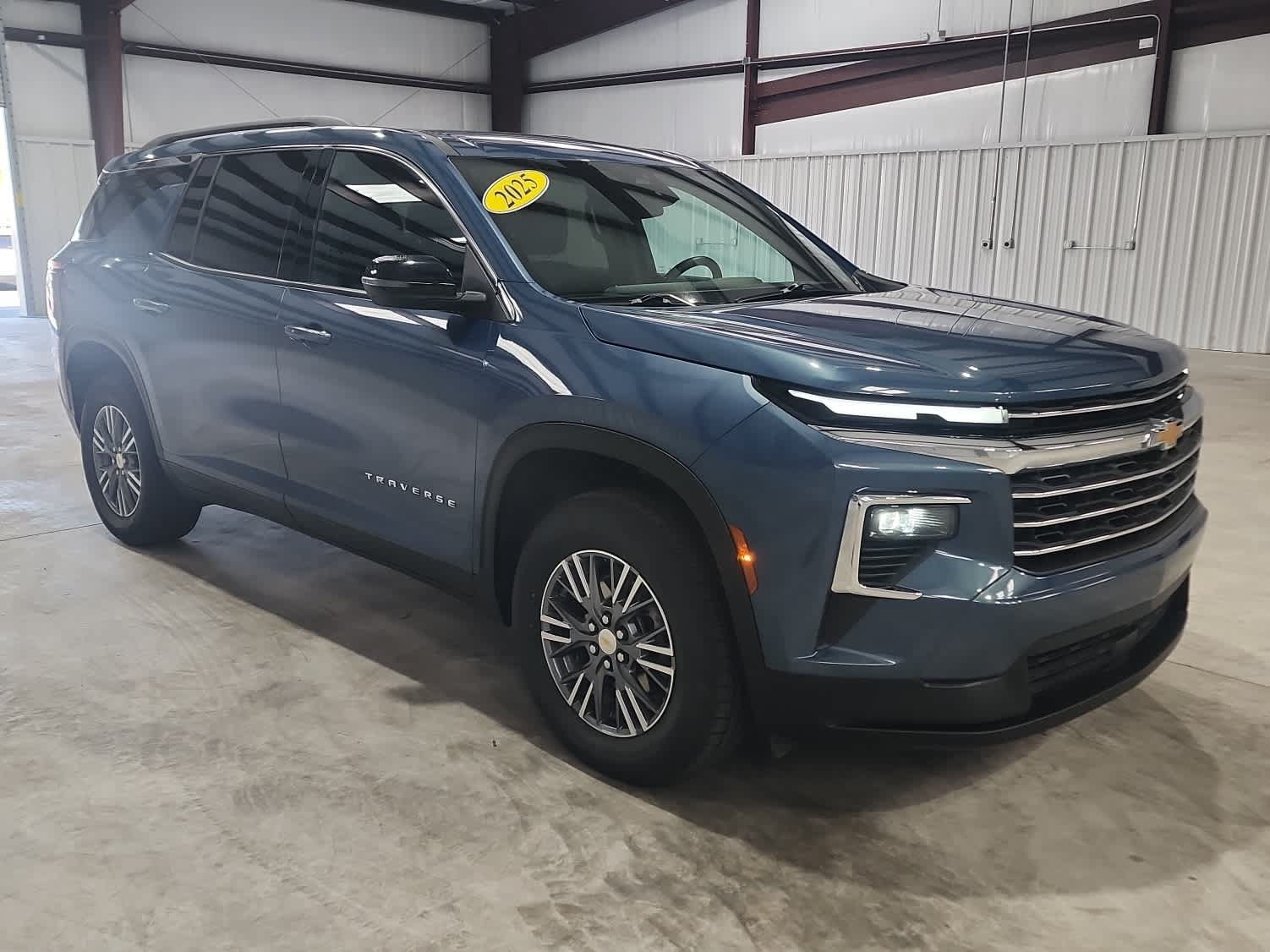 Used 2025 Chevrolet Traverse LT FWD image 7