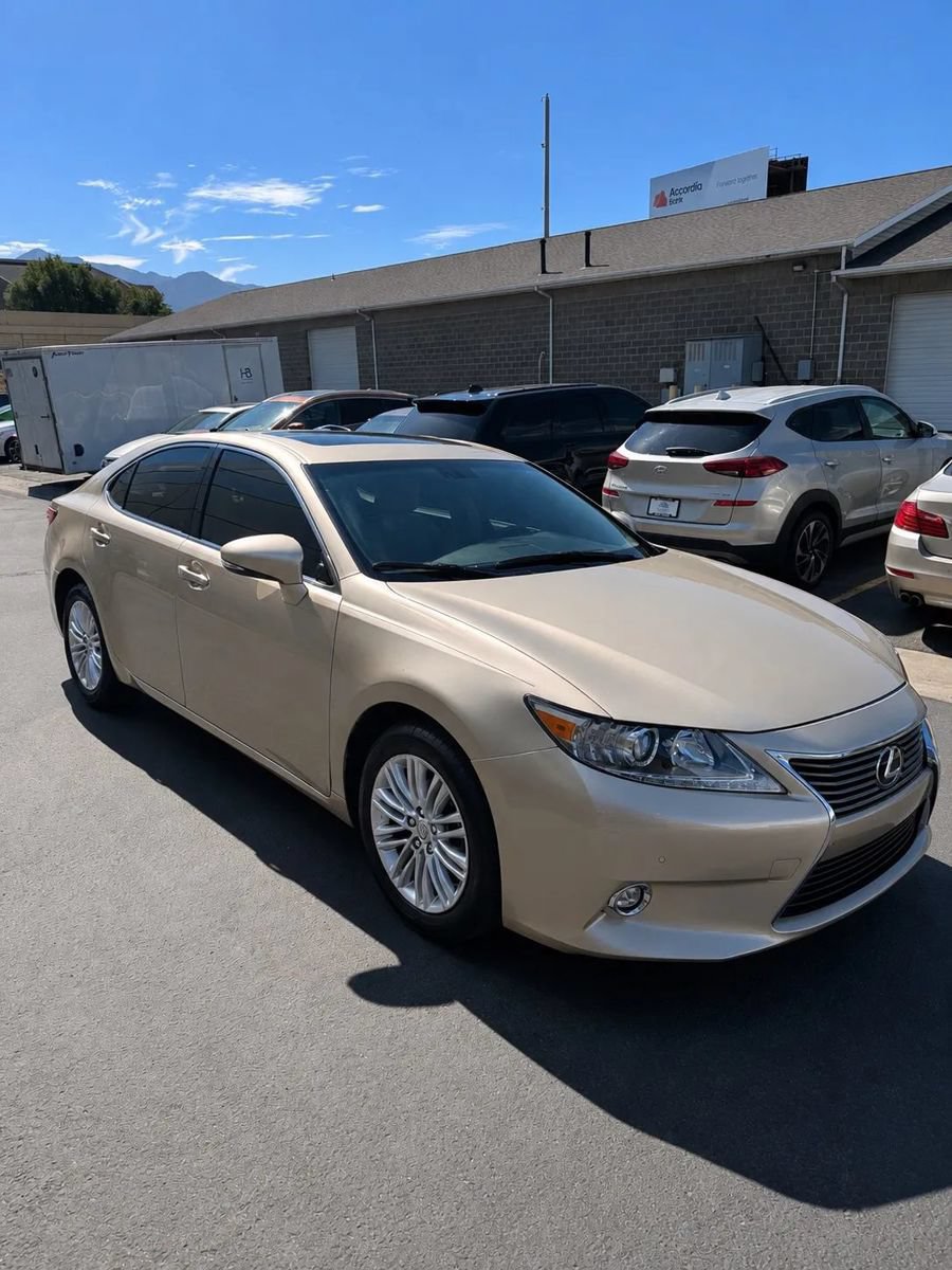 Used 2014 Lexus ES 350 w/ Luxury Package FWD image 3