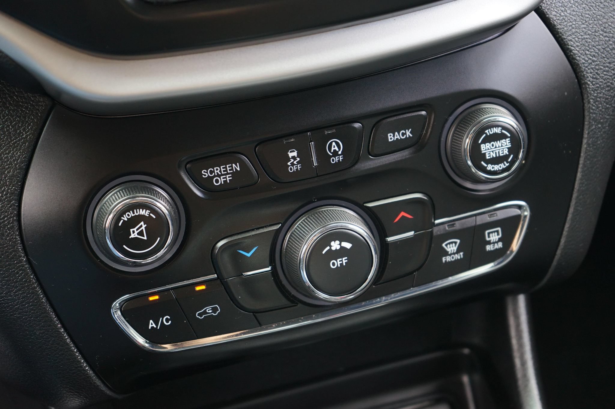 Used 2015 Jeep Cherokee Trailhawk w/ Ventilated/Heated Seat Group AWD/4WD image 19
