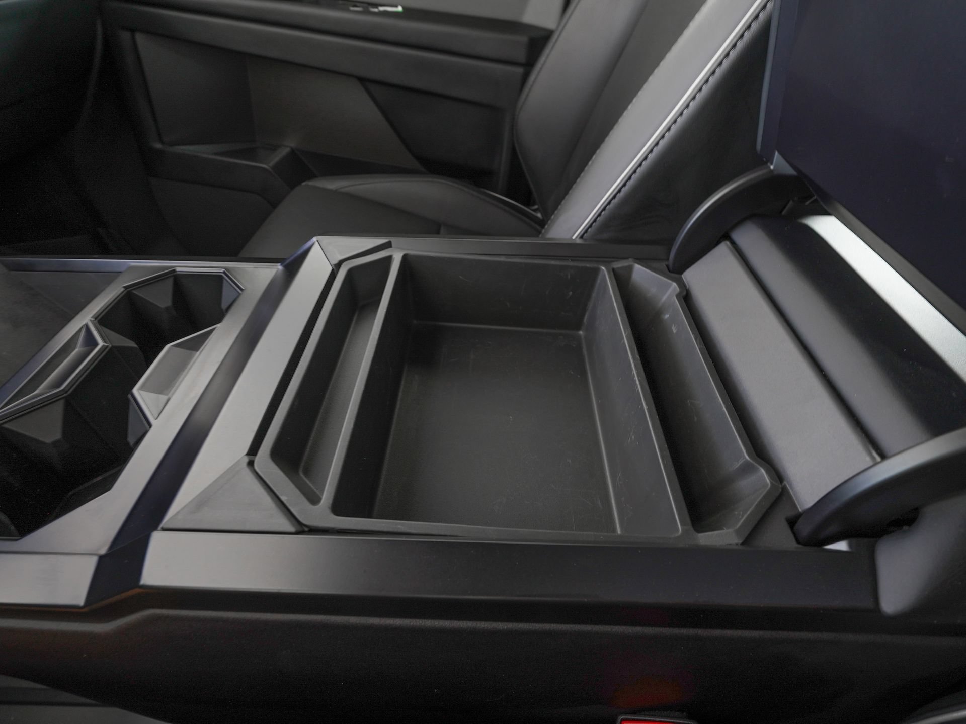 Used 2024 Tesla Cybertruck AWD Crew Cab image 29