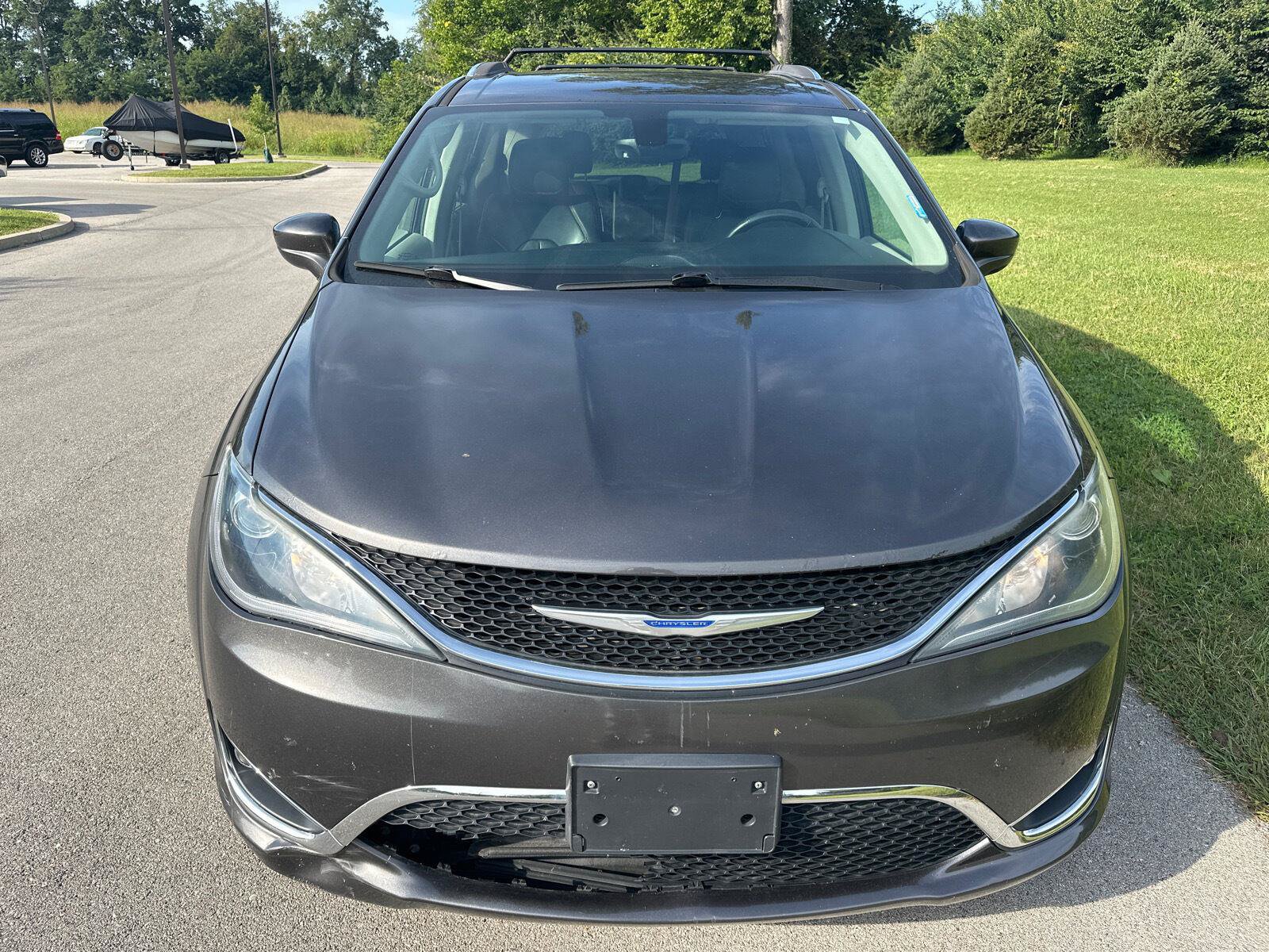 Used 2019 Chrysler Pacifica Touring-L FWD image 2
