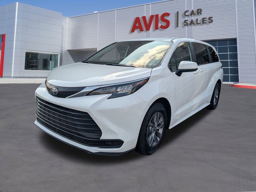 Used 2025 Toyota Sienna LE image 1