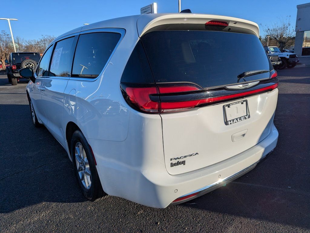 Used 2024 Chrysler Pacifica Touring-L image 6