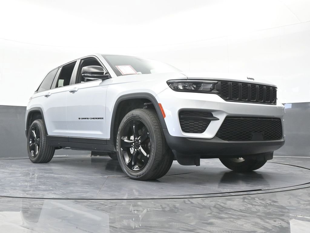 Used 2023 Jeep Grand Cherokee Altitude AWD/4WD image 66