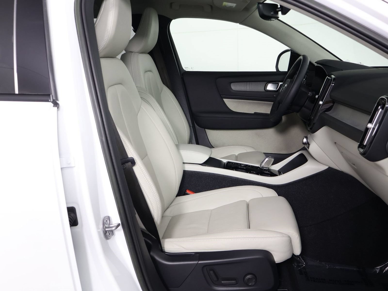 Used 2023 Volvo XC40 B5 Ultimate w/ Climate Package AWD/4WD image 29