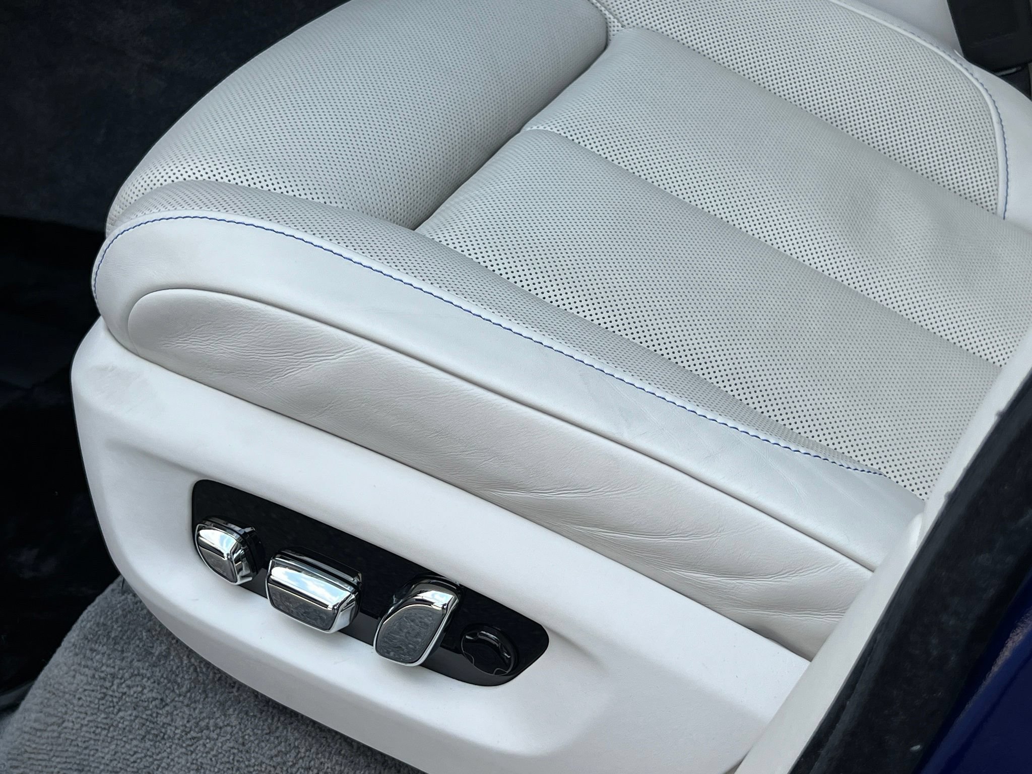 Used 2024 Rolls-Royce Cullinan Black Badge w/ Dark Exterior Package AWD/4WD image 43