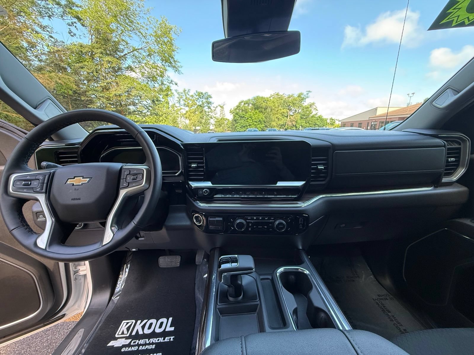 Used 2025 Chevrolet Silverado 1500 LT AWD/4WD image 17